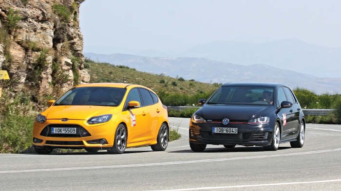 Το VW Golf GTI των 220 ίππων προκαλεί το Ford Focus ST με τους 250 ίππους σε μια μάχη, η οποία δεν έχει τέλος!